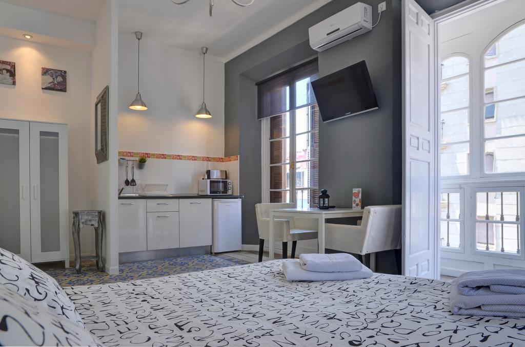 Apartamentos Gold Malaga Bilik gambar