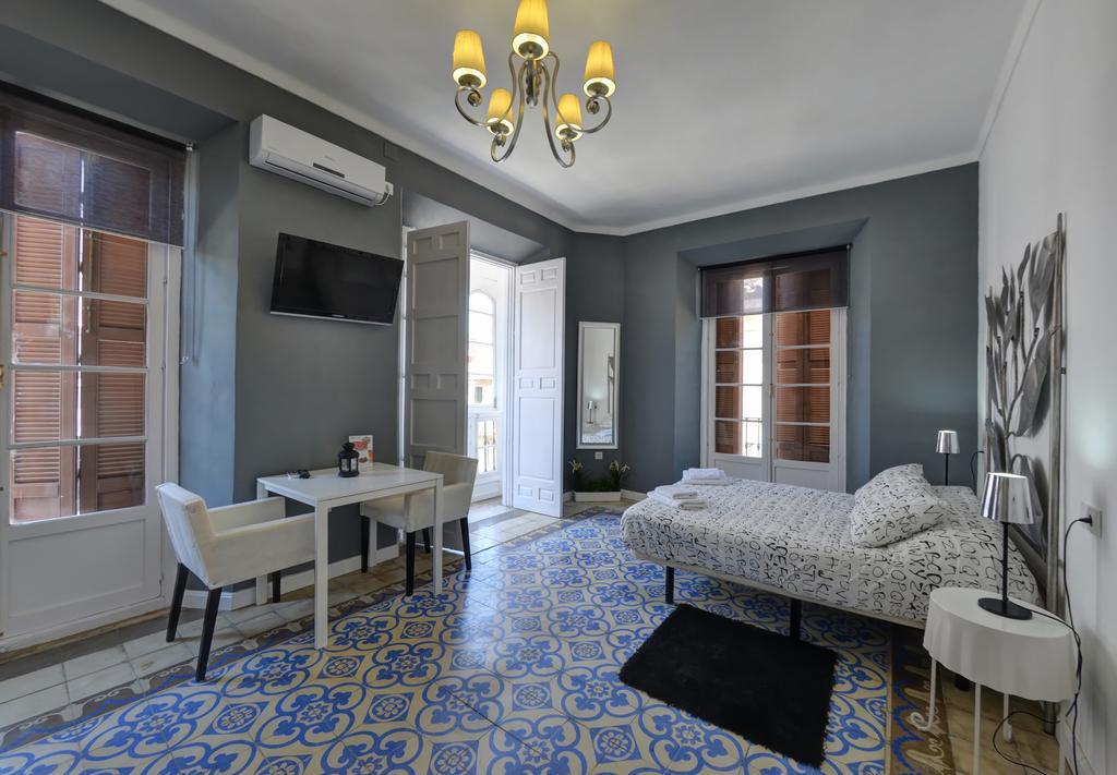 Apartamentos Gold Malaga Bilik gambar