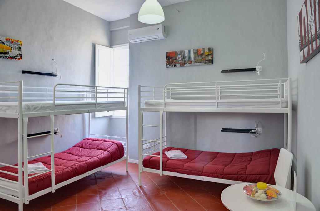 Apartamentos Gold Malaga Bilik gambar