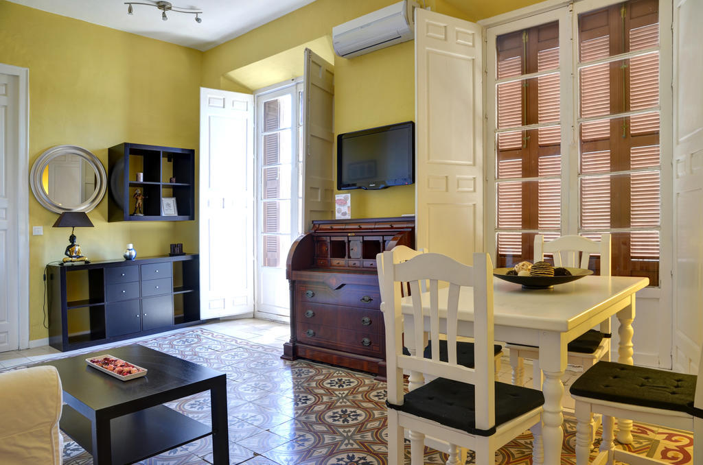 Apartamentos Gold Malaga Bilik gambar