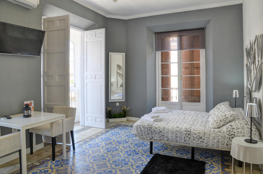 Apartamentos Gold Malaga Bilik gambar